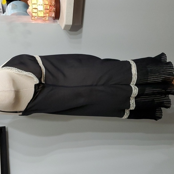 Lilly og France, slip looks vintage. Black with white lace pleated bottom Size S - Picture 4 of 7